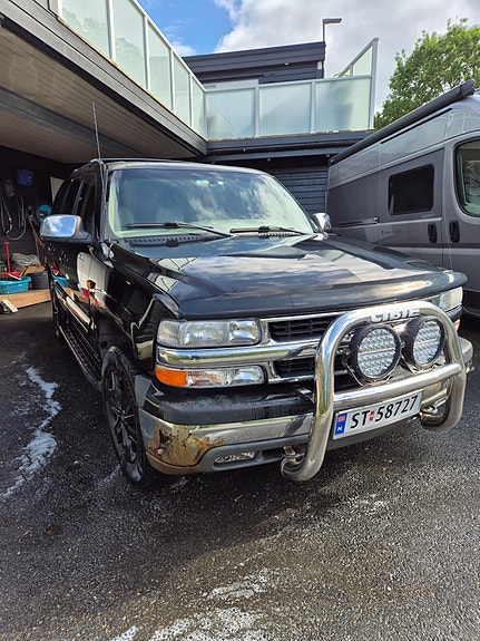 Chevrolet Tahoe 2 of 5