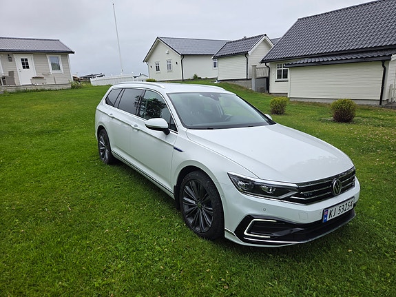 Volkswagen Passat 2 of 14