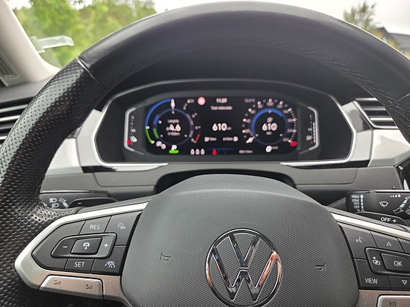 Volkswagen Passat 10 of 14