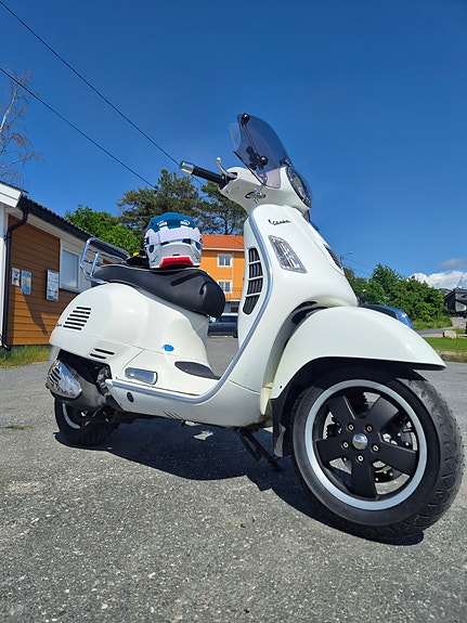 Vespa GTS 300 2 of 5