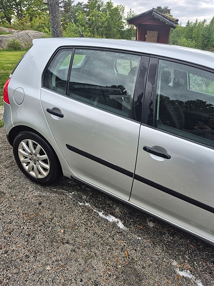 Volkswagen Golf V 2 of 5