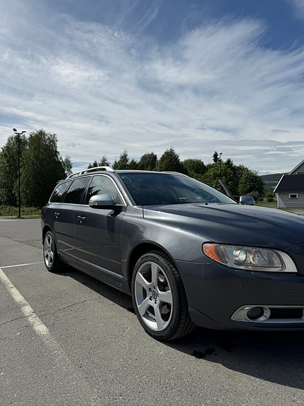 Volvo V70 2 of 5