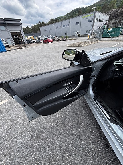 BMW 328i 13 of 27