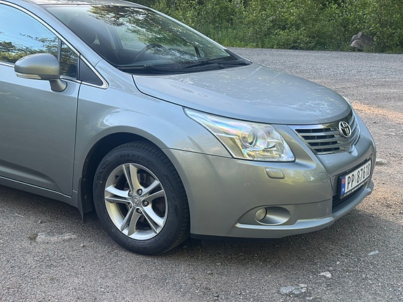 Toyota Avensis 2 of 5