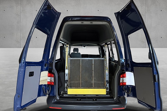 Volkswagen Caravelle 22 of 26