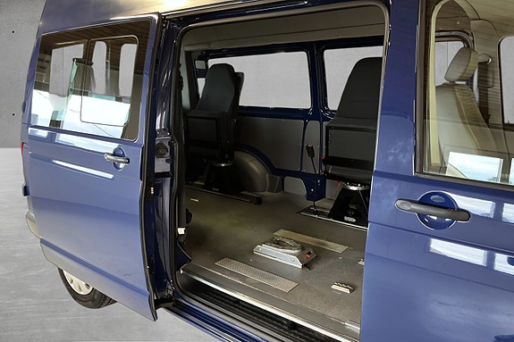 Volkswagen Caravelle 17 of 26