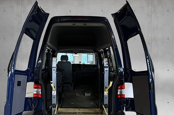 Volkswagen Caravelle 23 of 26