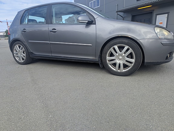 Volkswagen Golf V 2 of 11