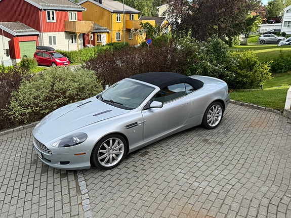 Aston Martin DB9 2 of 5