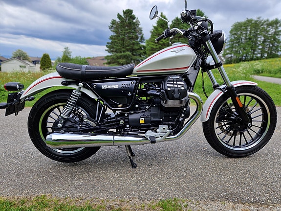 Moto Guzzi V9 Roamer 2 of 5