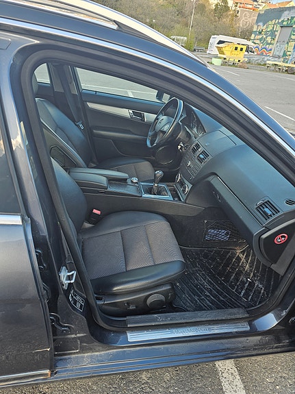 Mercedes-Benz C200 10 of 11