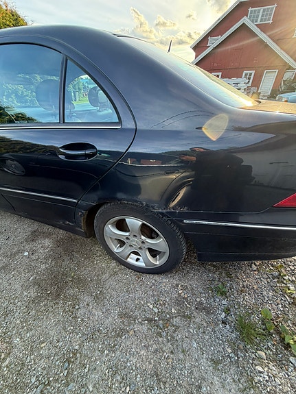 Mercedes-Benz C180 4 of 5