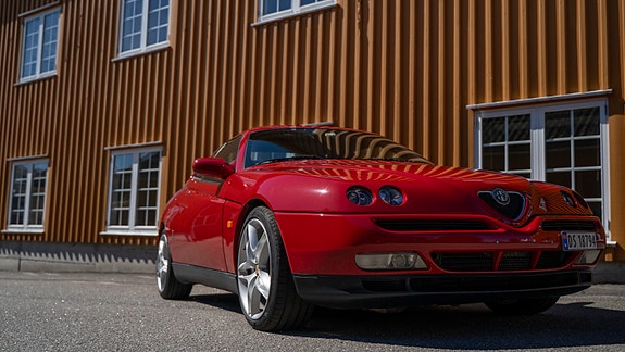 Alfa Romeo GTV 3 of 5