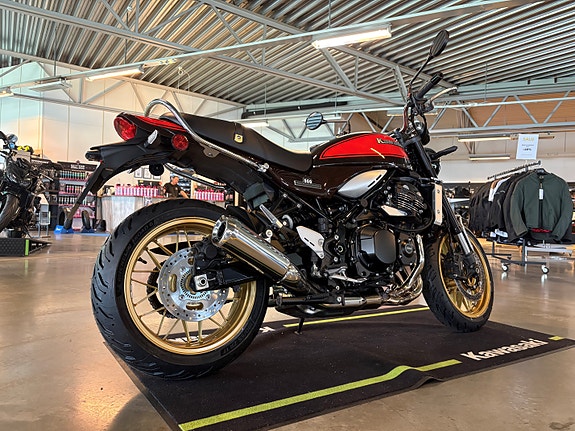 Kawasaki Z 900 RS 2 of 5
