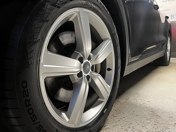 Audi e-tron 13 of 30