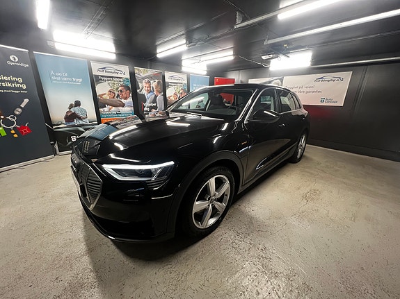 Audi e-tron 3 of 5