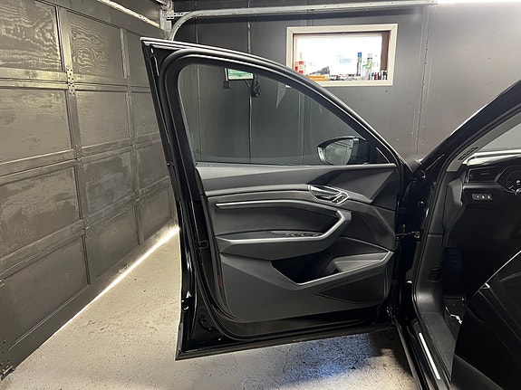 Audi e-tron 26 of 30