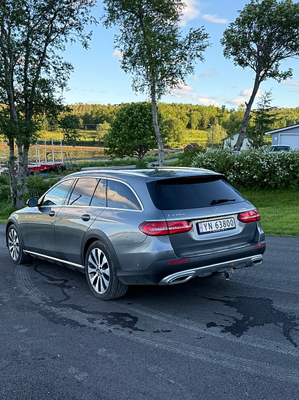 Mercedes-Benz E220 d 2 of 11