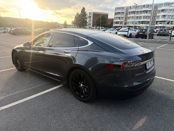 Tesla Model S 4 of 11