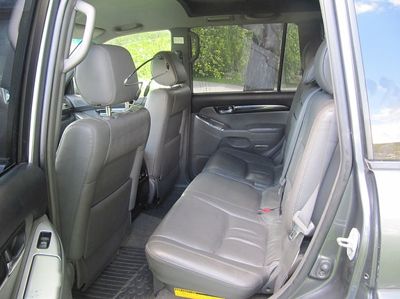 Toyota Land Cruiser 27 of 30