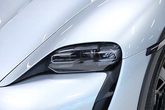 Porsche Taycan Cross Turismo 9 of 30