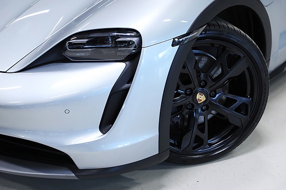 Porsche Taycan Cross Turismo 6 of 30