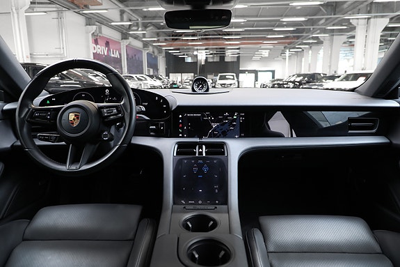 Porsche Taycan Cross Turismo 14 of 30