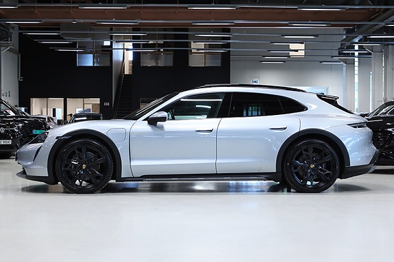 Porsche Taycan Cross Turismo 2 of 30