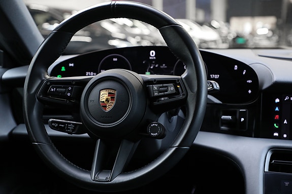 Porsche Taycan Cross Turismo 15 of 30