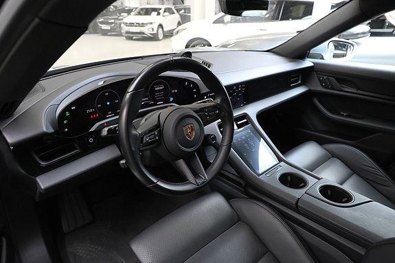 Porsche Taycan Cross Turismo 16 of 30