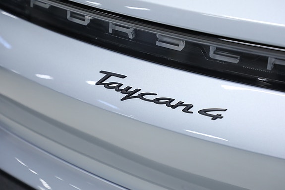 Porsche Taycan Cross Turismo 11 of 30