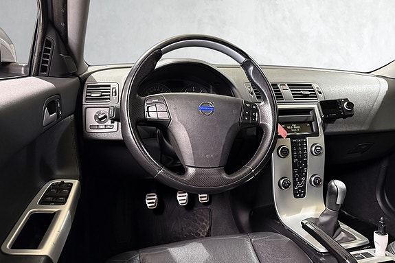 Oversiktlig førerplass med intuitive infotainment-kontroller.