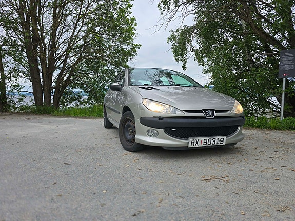 Peugeot 206 2 of 5