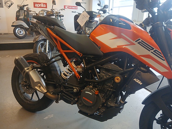 KTM 125 Duke 2 of 5