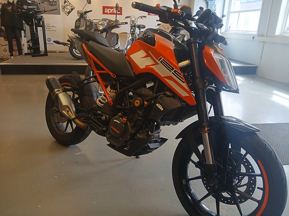 KTM 125 Duke 3 of 5