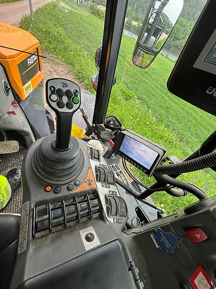 JCB Fastrac 8330 9 of 19