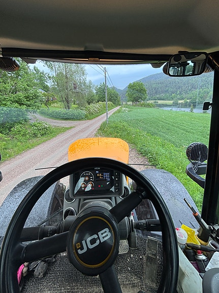 JCB Fastrac 8330 8 of 19