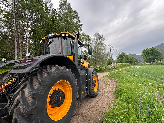 JCB Fastrac 8330 4 of 19