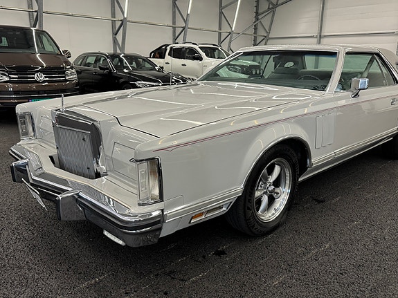 Lincoln Continental 3 of 5