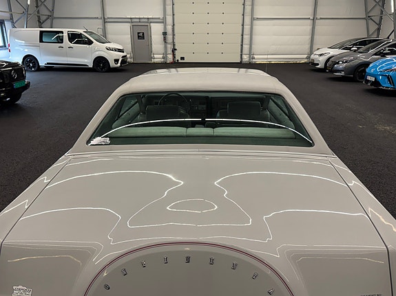 Lincoln Continental 16 of 27