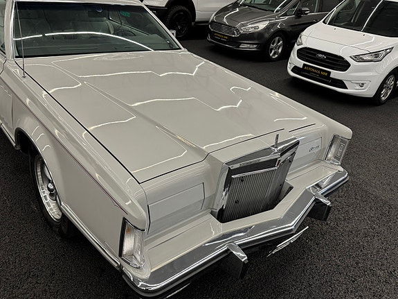 Lincoln Continental 12 of 27