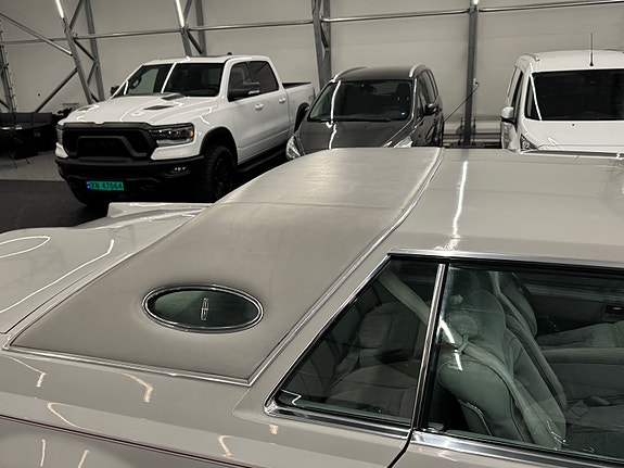 Lincoln Continental 17 of 27