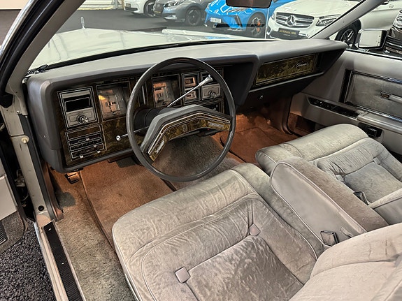 Lincoln Continental 20 of 27