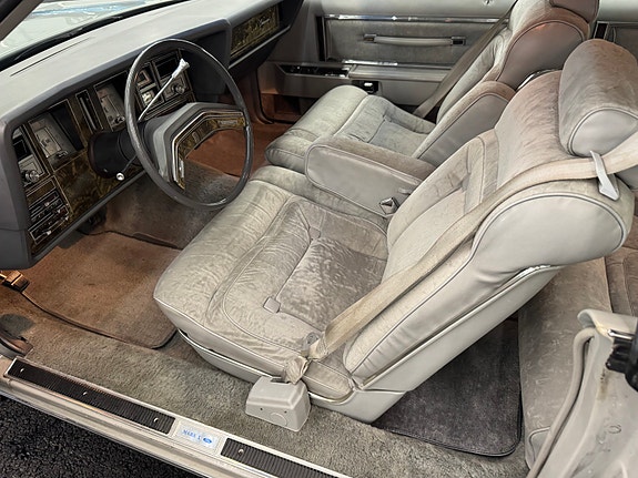 Lincoln Continental 19 of 27
