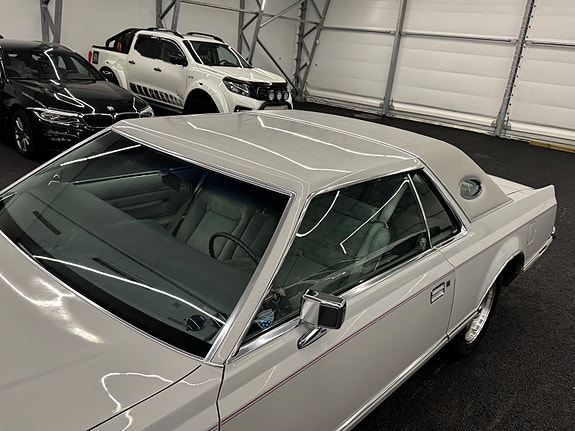 Lincoln Continental 14 of 27