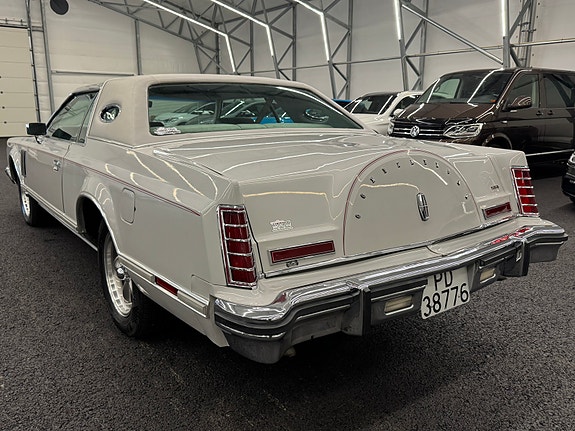 Lincoln Continental 6 of 27
