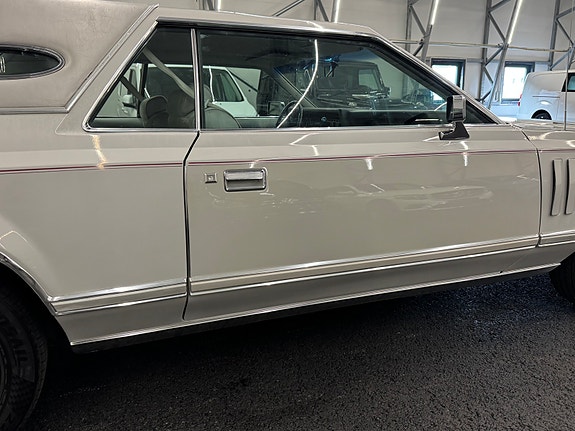 Lincoln Continental 9 of 27