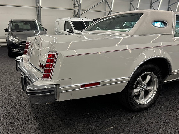 Lincoln Continental 8 of 27