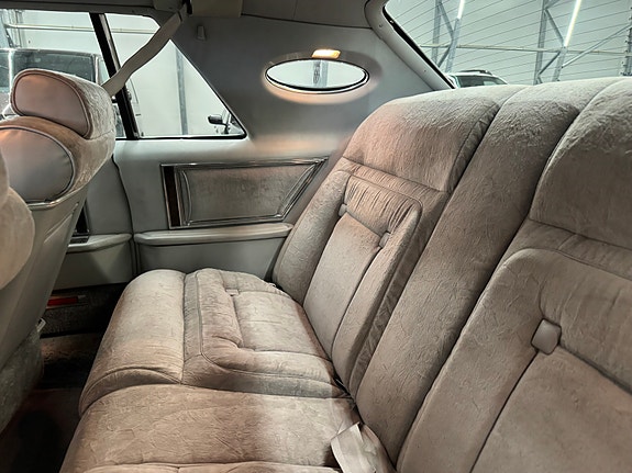 Lincoln Continental 22 of 27