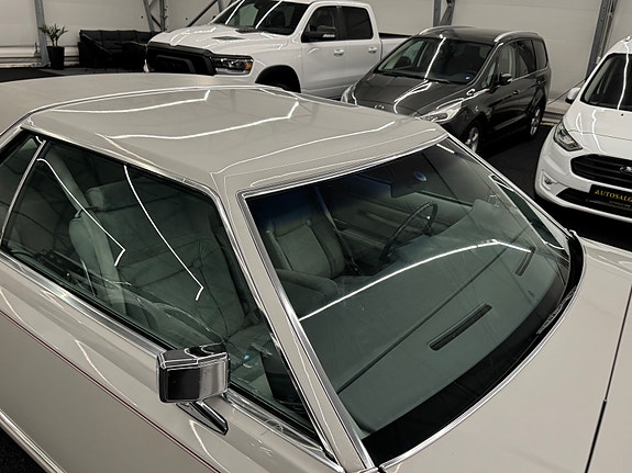 Lincoln Continental 18 of 27